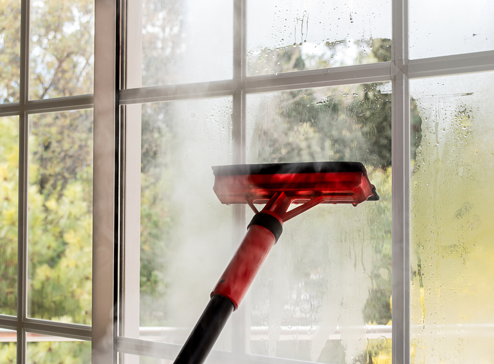 le nettoyage de vitre avec un nettoyeur vapeur