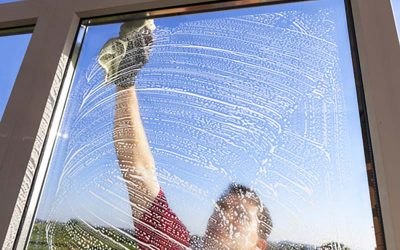 Comment nettoyer efficacement les portes et les baies vitrées ?