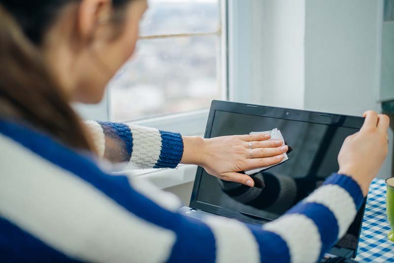 nettoyer-un-ecran-dordinateur