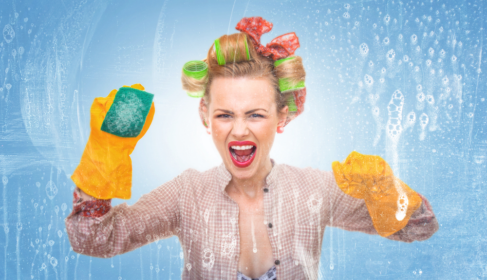 femme de m&eacute;nage avec des gants pour nettoyer la maison