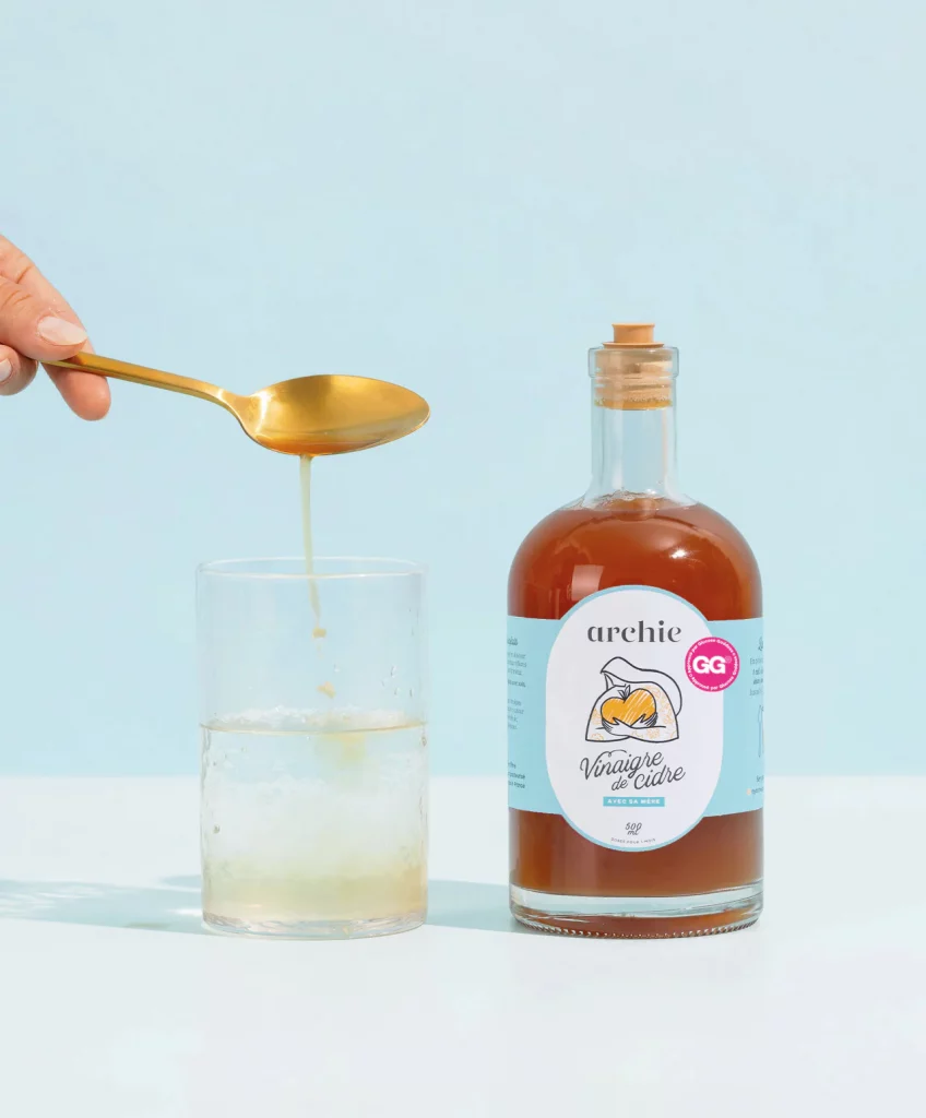 Vinaigre de cidre mélangé à de l'eau pour nettoyer les vitres.